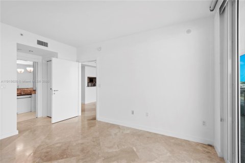 Condo in Miami Beach, Florida, 1 bedroom  № 1971776 - photo 17