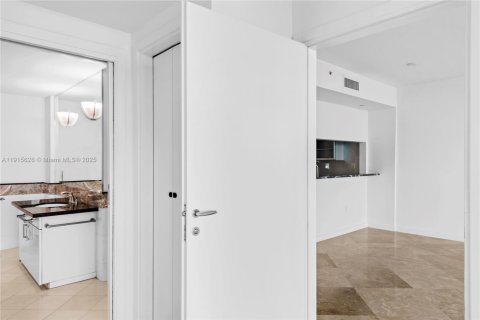 Condo in Miami Beach, Florida, 1 bedroom  № 1971776 - photo 15