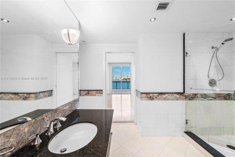 Condo in Miami Beach, Florida, 1 bedroom  № 1971776 - photo 23
