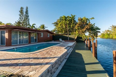 Casa en alquiler en Fort Lauderdale, Florida, 4 dormitorios, 231.23 m2 № 1210172 - foto 1