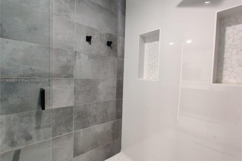 Condo in Miami, Florida, 1 bedroom  № 1953838 - photo 13