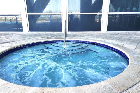 Condo in Miami, Florida, 1 bedroom  № 1953838 - photo 21