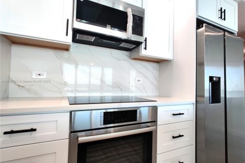 Condo in Miami, Florida, 1 bedroom  № 1953838 - photo 14
