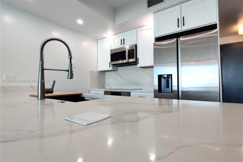 Condo in Miami, Florida, 1 bedroom  № 1953838 - photo 15