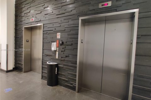 Condo in Miami, Florida, 1 bedroom  № 1953838 - photo 3