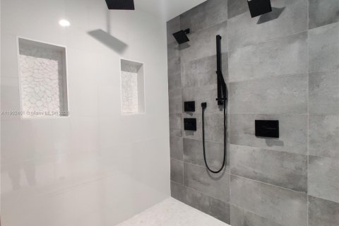 Condo in Miami, Florida, 1 bedroom  № 1953838 - photo 12