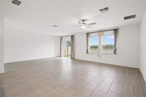 House in Land O' Lakes, Florida 6 bedrooms, 308.99 sq.m. № 2223739 - photo 12