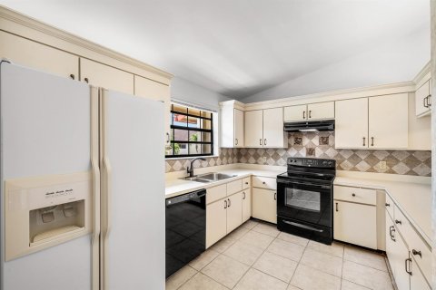 Condo in Deerfield Beach, Florida, 2 bedrooms  № 2252869 - photo 13