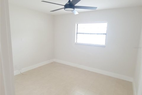 House in Saint Petersburg, Florida 3 bedrooms, 134.71 sq.m. № 2225282 - photo 17