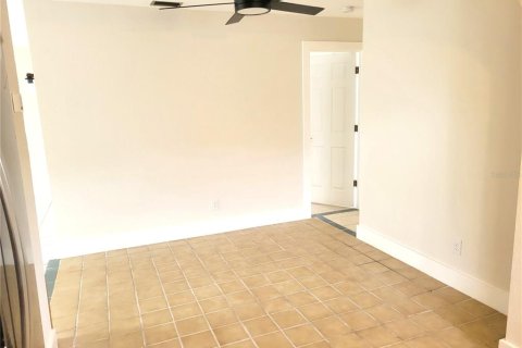House in Saint Petersburg, Florida 3 bedrooms, 134.71 sq.m. № 2225282 - photo 8