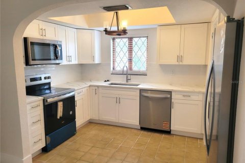 House in Saint Petersburg, Florida 3 bedrooms, 134.71 sq.m. № 2225282 - photo 2
