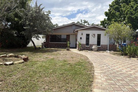 House in Saint Petersburg, Florida 3 bedrooms, 134.71 sq.m. № 2225282