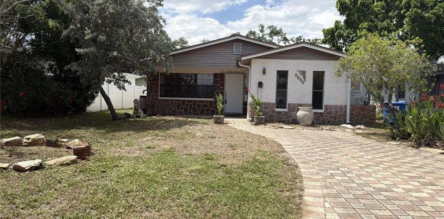 House in Saint Petersburg, Florida 3 bedrooms, 134.71 sq.m. № 2225282