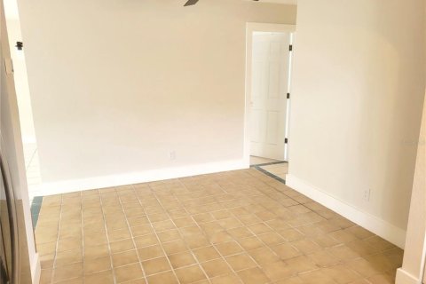 House in Saint Petersburg, Florida 3 bedrooms, 134.71 sq.m. № 2225282 - photo 7