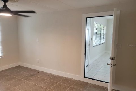 House in Saint Petersburg, Florida 3 bedrooms, 134.71 sq.m. № 2225282 - photo 26