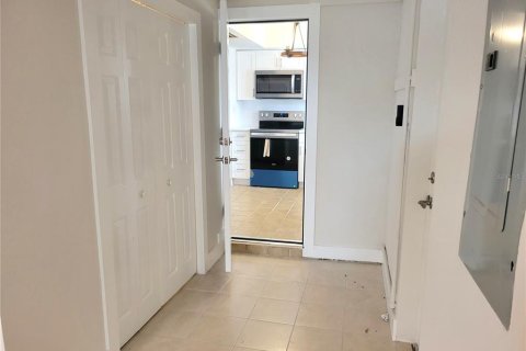 House in Saint Petersburg, Florida 3 bedrooms, 134.71 sq.m. № 2225282 - photo 28