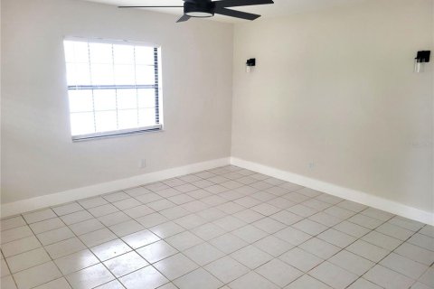 House in Saint Petersburg, Florida 3 bedrooms, 134.71 sq.m. № 2225282 - photo 5