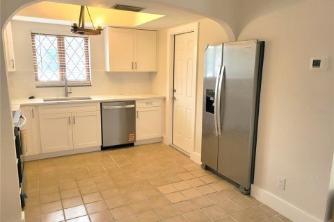 House in Saint Petersburg, Florida 3 bedrooms, 134.71 sq.m. № 2225282 - photo 4