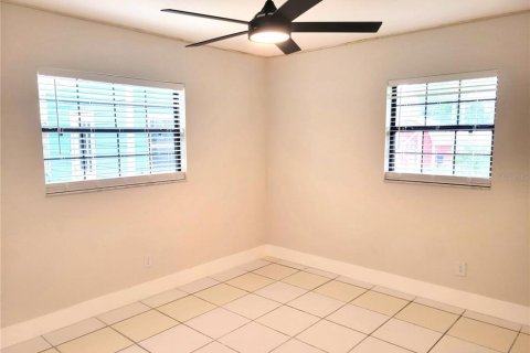 House in Saint Petersburg, Florida 3 bedrooms, 134.71 sq.m. № 2225282 - photo 9
