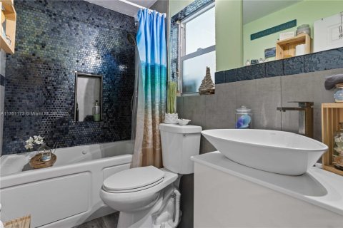 House in North Lauderdale, Florida 3 bedrooms, 125.42 sq.m. № 1728346 - photo 26