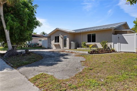 House in North Lauderdale, Florida 3 bedrooms, 125.42 sq.m. № 1728346 - photo 3