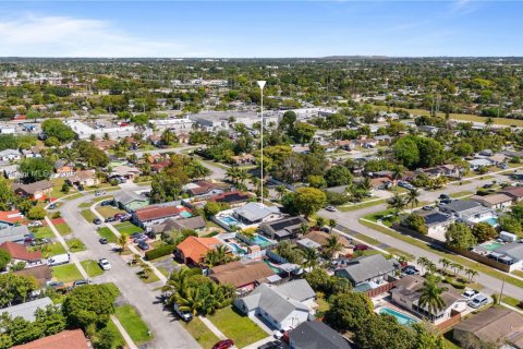House in North Lauderdale, Florida 3 bedrooms, 125.42 sq.m. № 1728346 - photo 9
