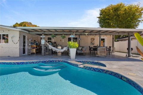 House in North Lauderdale, Florida 3 bedrooms, 125.42 sq.m. № 1728346 - photo 1