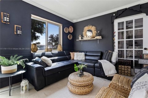 House in North Lauderdale, Florida 3 bedrooms, 125.42 sq.m. № 1728346 - photo 2