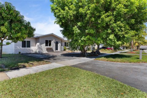 House in North Lauderdale, Florida 3 bedrooms, 125.42 sq.m. № 1728346 - photo 4