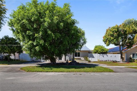 House in North Lauderdale, Florida 3 bedrooms, 125.42 sq.m. № 1728346 - photo 5