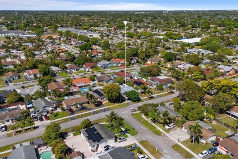 House in North Lauderdale, Florida 3 bedrooms, 125.42 sq.m. № 1728346 - photo 8