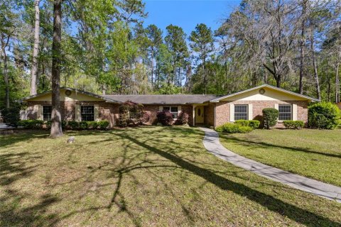 House in Gainesville, Florida 5 bedrooms, 271.27 sq.m. № 1597486 - photo 1