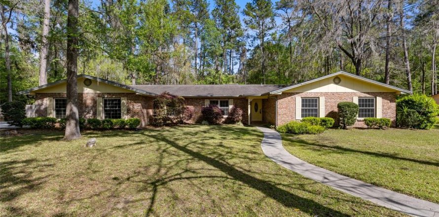 House in Gainesville, Florida 5 bedrooms, 271.27 sq.m. № 1597486