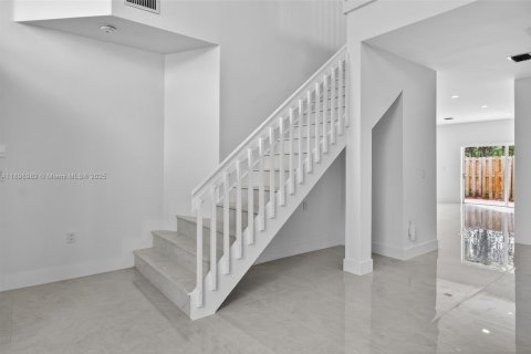House in Doral, Florida 5 bedrooms, 238.67 sq.m. № 1952530 - photo 19
