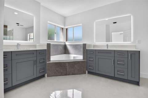 House in Doral, Florida 5 bedrooms, 238.67 sq.m. № 1952530 - photo 14