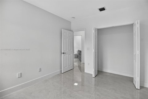 House in Doral, Florida 5 bedrooms, 238.67 sq.m. № 1952530 - photo 26