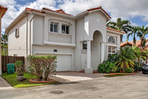 House in Doral, Florida 5 bedrooms, 238.67 sq.m. № 1952530 - photo 1