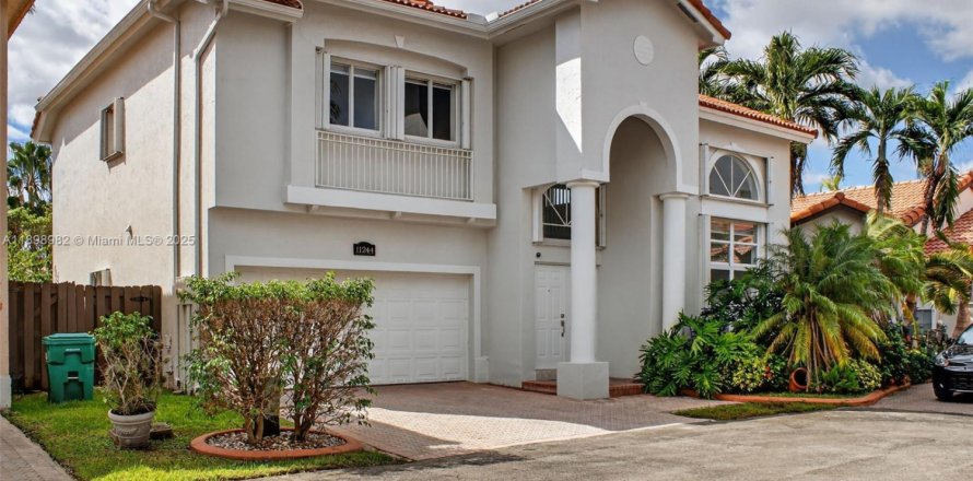 House in Doral, Florida 5 bedrooms, 238.67 sq.m. № 1952530