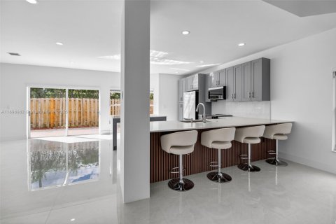 House in Doral, Florida 5 bedrooms, 238.67 sq.m. № 1952530 - photo 7