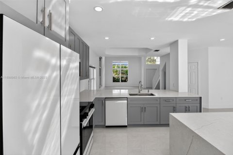 House in Doral, Florida 5 bedrooms, 238.67 sq.m. № 1952530 - photo 10