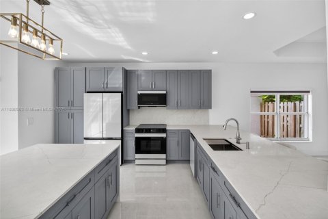 House in Doral, Florida 5 bedrooms, 238.67 sq.m. № 1952530 - photo 9