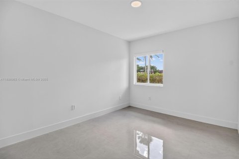 House in Doral, Florida 5 bedrooms, 238.67 sq.m. № 1952530 - photo 24