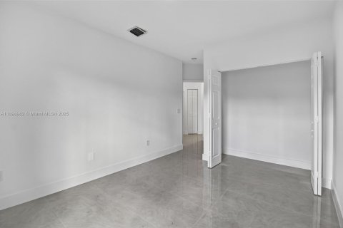 House in Doral, Florida 5 bedrooms, 238.67 sq.m. № 1952530 - photo 21
