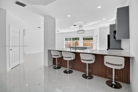 House in Doral, Florida 5 bedrooms, 238.67 sq.m. № 1952530 - photo 8