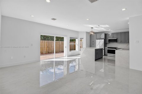 House in Doral, Florida 5 bedrooms, 238.67 sq.m. № 1952530 - photo 12