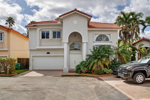 House in Doral, Florida 5 bedrooms, 238.67 sq.m. № 1952530 - photo 2
