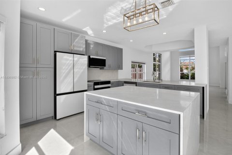 House in Doral, Florida 5 bedrooms, 238.67 sq.m. № 1952530 - photo 11