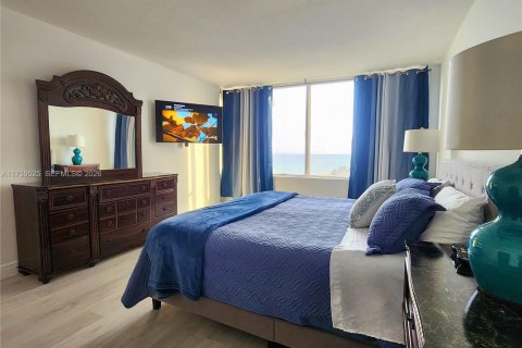 Copropriété à louer à Hollywood, Floride: 2 chambres, 123.56 m2 № 2154592 - photo 15