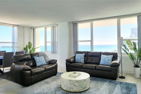 Copropriété à louer à Hollywood, Floride: 2 chambres, 123.56 m2 № 2154592 - photo 6