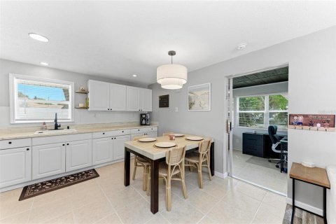 House in Sarasota, Florida 2 bedrooms, 122.45 sq.m. № 2398510 - photo 23